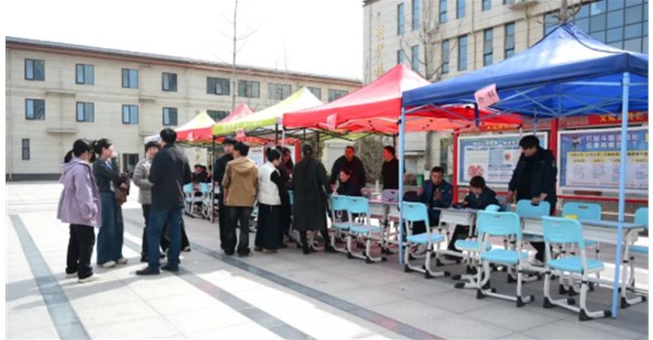 郑州时代科技中等专业学校联合新郑市新村镇卫生院开展家庭医生入校服务义诊活动