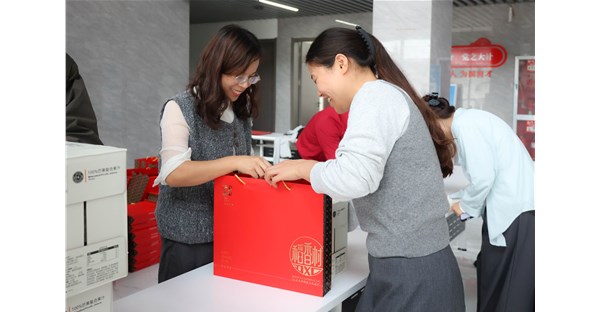 情暖中秋，礼敬师心｜郑州时代科技中等专业学校为教职工发放中秋福利